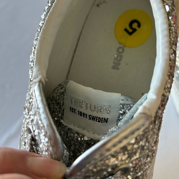 Tretorn glitter sneaker size 5
Runs big
Silver glitter
Lace up - Picture 10 of 10
